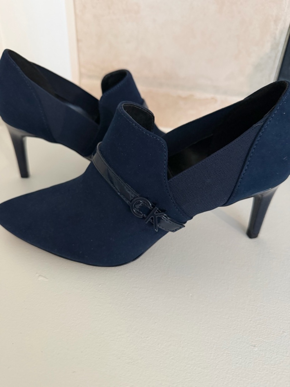 New Calvin Klein Jaclyn Navy Suede Pointed-Toe Stiletto Booties with CK Accent